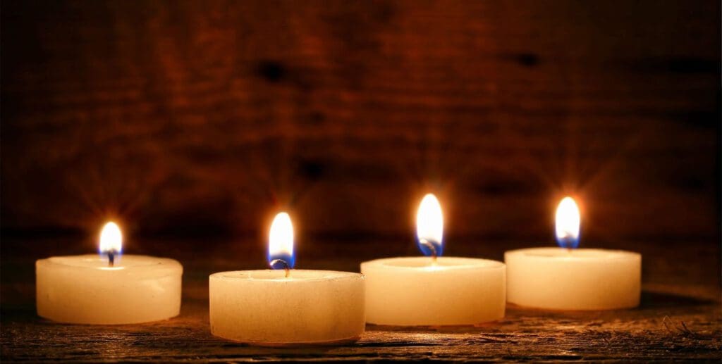 A group of candles that are lit up.